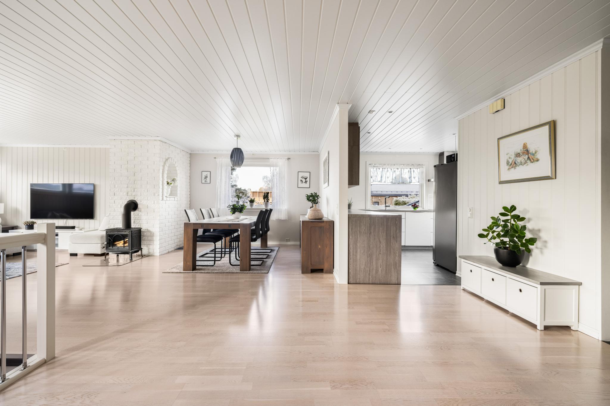 stue og inngang kjøkken